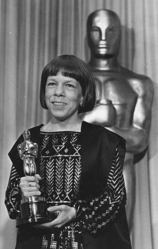 Linda Hunt wins Oscar