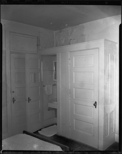 Bathroom in Windemere Hotel, Santa Monica, 1955