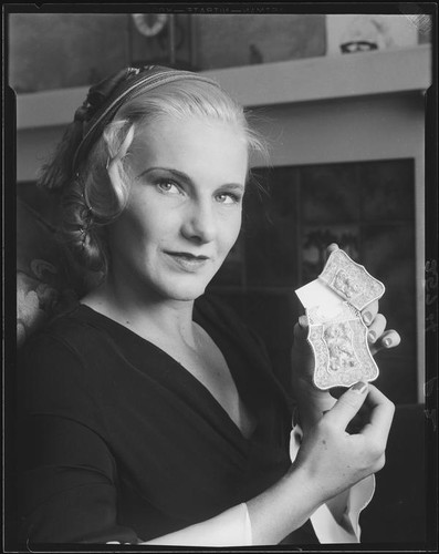 Margaret Schulze with card case, [1930s]