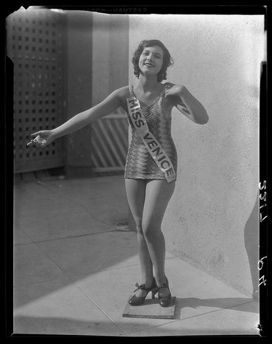 Thelma Peairs, Miss Venice, posing, [Venice?], 1928