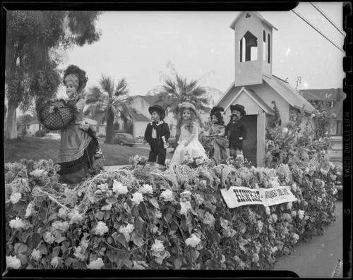 Parade float featuring antique dolls, [Santa Monica?], 1950