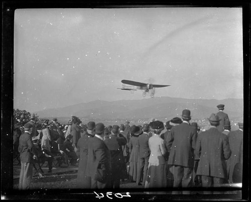 Monoplane and crowd, Tanforan Racetrack, San Bruno, 1911