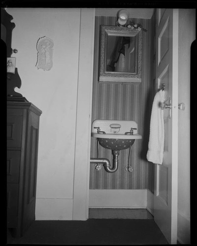 Windemere Hotel bathroom, Santa Monica, [1955]