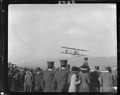 Biplane and crowd, Tanforan Racetrack, San Bruno, 1911