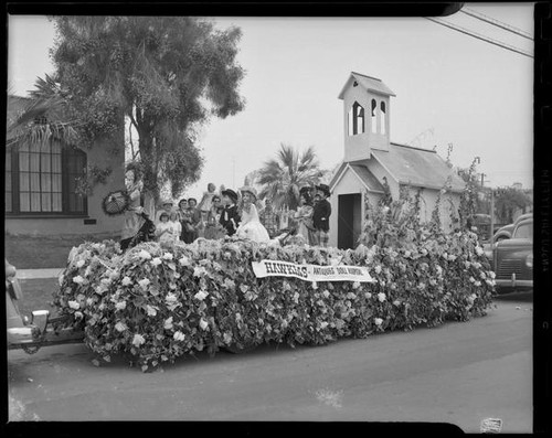 Parade float featuring antique dolls, [Santa Monica?], 1950