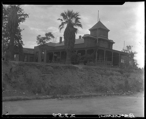 Unidentified house on Bunker Hill or possibly Fort Moore Hill, Los Angeles, 1928