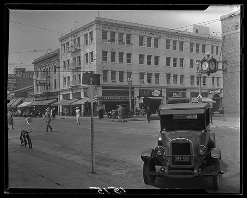 Street scene at Santa Monica Boulevard and Third Street, Santa Monica, 1928