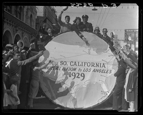 Virginia Pizzini (Miss Venice), Eugene Biscailuz, and crowd, Venice, 1929