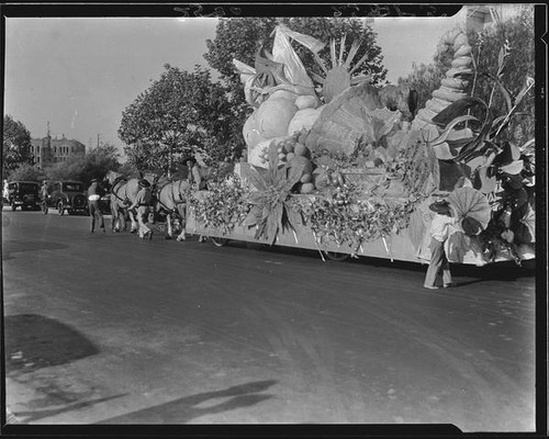 Parade float pulled by horses at La Fiesta de Los Angeles, Los Angeles, 1931