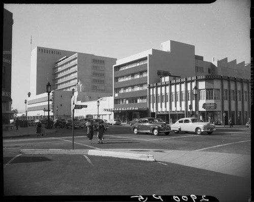 Street scene at Wilshire Boulevard and Hauser Boulevard, Los Angeles, 1949