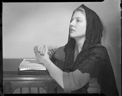 Betty Hanna in mantilla with Bible, 1941