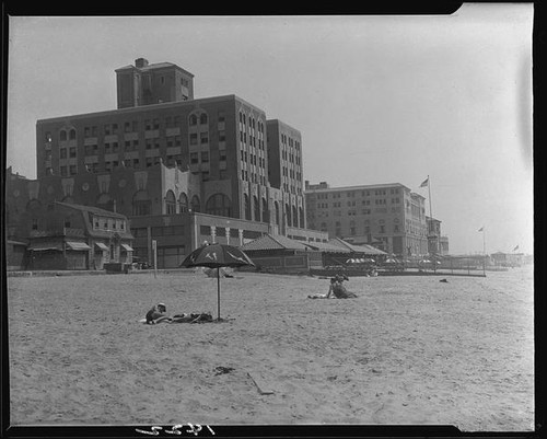 Santa Monica beach and Breakers Beach Club, Santa Monica, 1928