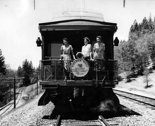 S.F. rail fans build large miniature set