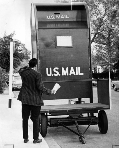 Texas-size mailbox puzzles passerby