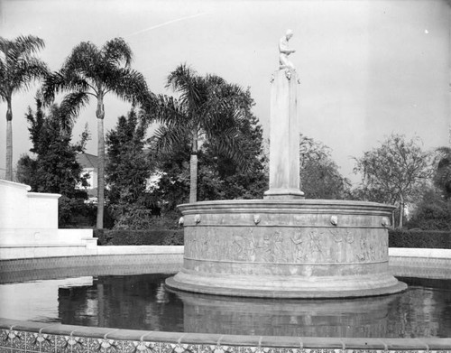 Beverly Gardens Park fountain