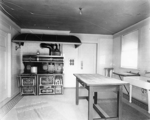 Kitchen, Merritt residence in Pasadena