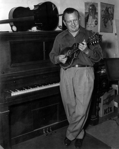 M. Scheidlmeier casually strums mandolin