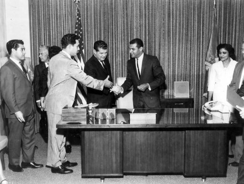 Santiago Polanco-Abreu shakes hands with Billy G. Mills after receiving resolution