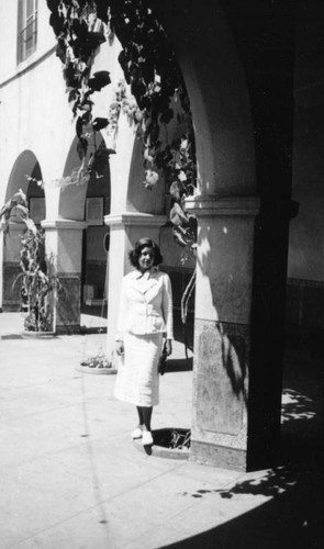 Woman in white at the Plaza Church