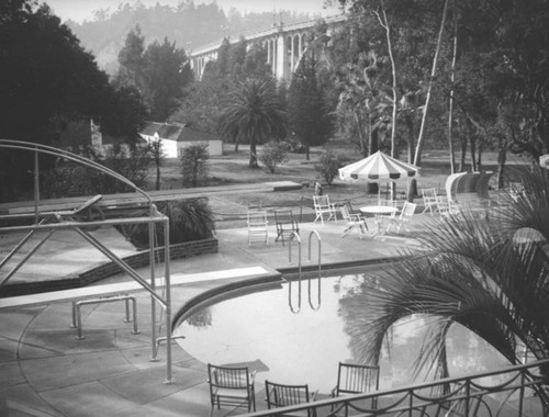 Vista del Arroyo Hotel pool and bungalows in front of the Colorado Street Bridge