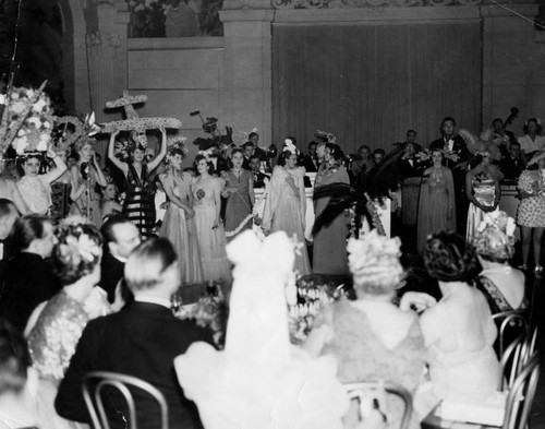 Las Floristas Headdress Ball