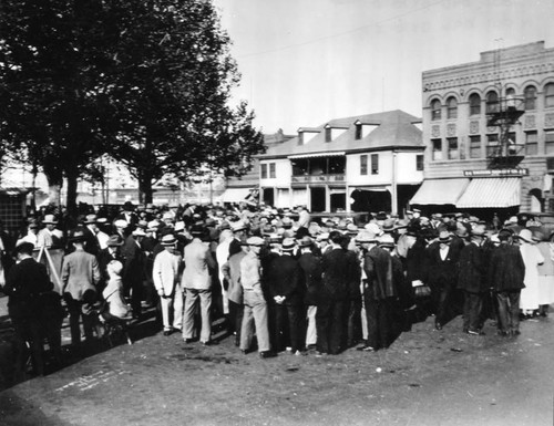 Large crowd in the Plaza