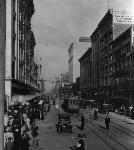 Looking down Broadway from 7th Street