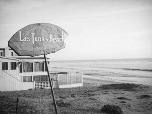 Las Tunas beach house and sign