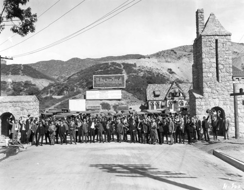 Hollywoodland workers & crews wave to the camera