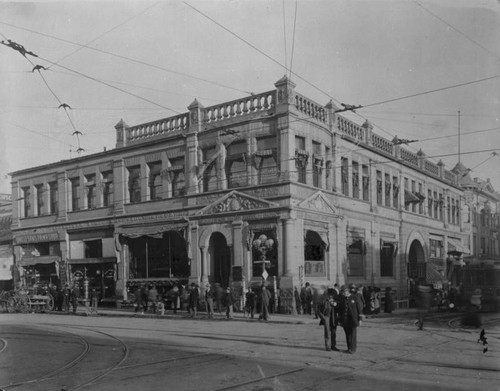 Traders Bank, exterior