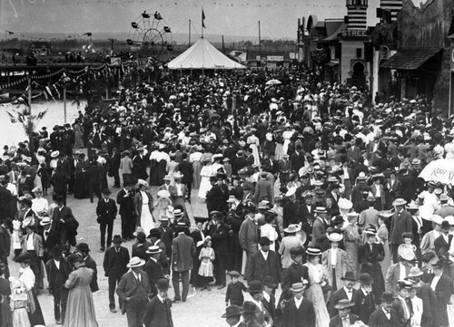 Huge crowd at Venice amusement park