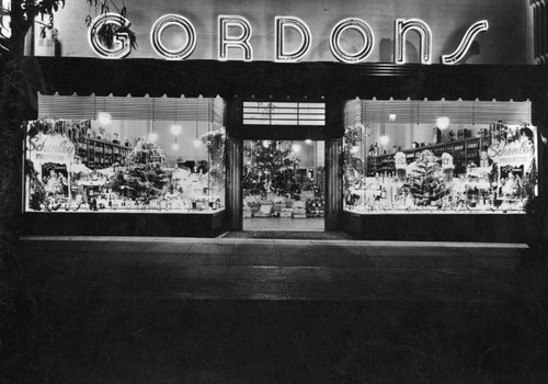 Gordon's Liquors, storefront displays