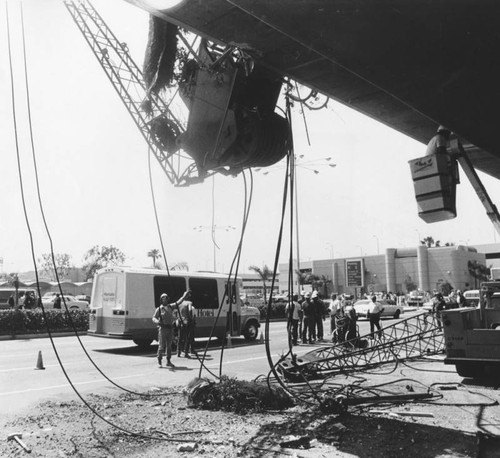 1 killed as massive crane collapses at LAX