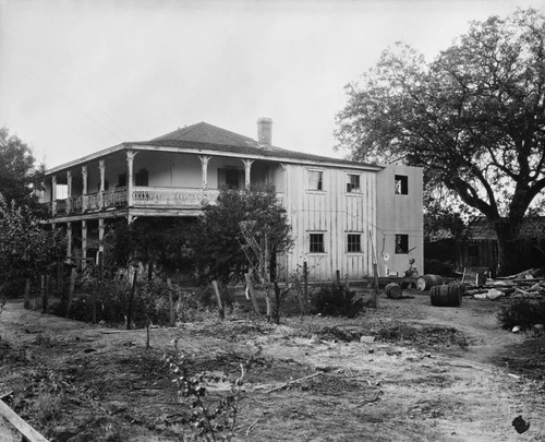 Leonis Adobe, exterior