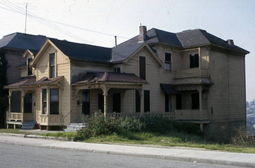 Bunker Hill Avenue residences