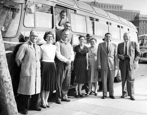 V.T. tourists arrive in London