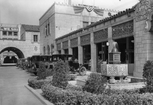 Chapman Park Market, fountain and parking