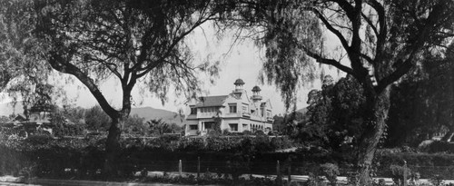 De Longpre´ Residence in Hollywood