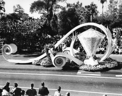 Long Beach's 'Diamond Jubilee' float wins parade sweepstakes prize