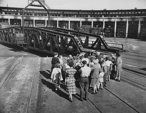 Round-house turntable