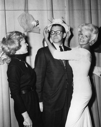 Jayne Mansfield views hat field