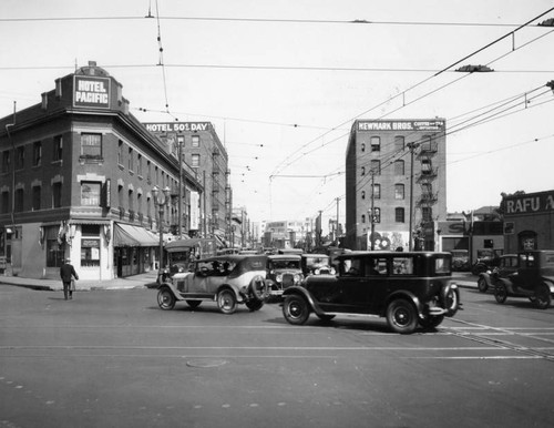 Busy intersection at 2nd and San Pedro