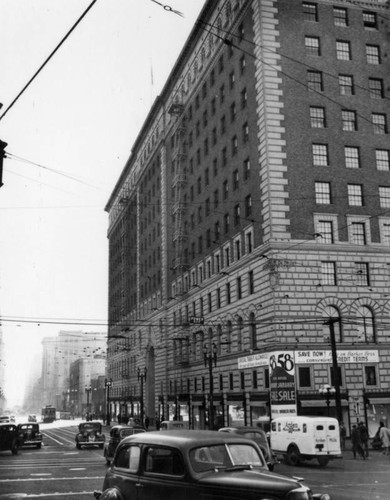 Barker Brothers Building,7th and Figueroa, looking east