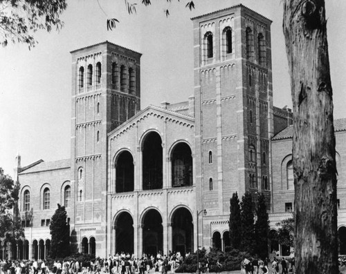 Students outside Royce Hall, U.C.L.A