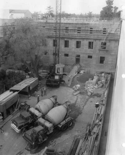 Construction of new building, Cal Tech