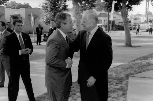 George W. Bush and Mayor Riordan shake hands