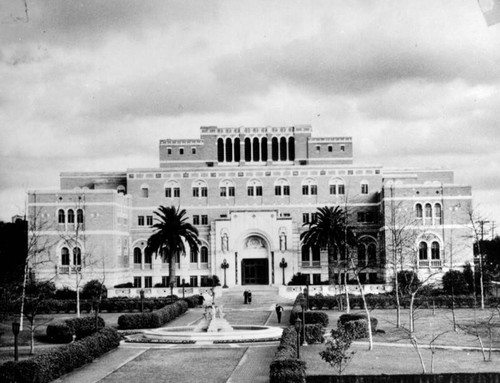 Exterior view, Edward Doheny Jr. Memorial Library