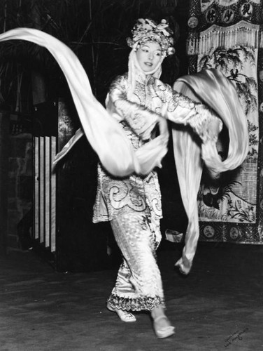 Carla Laemmle dancing in China City