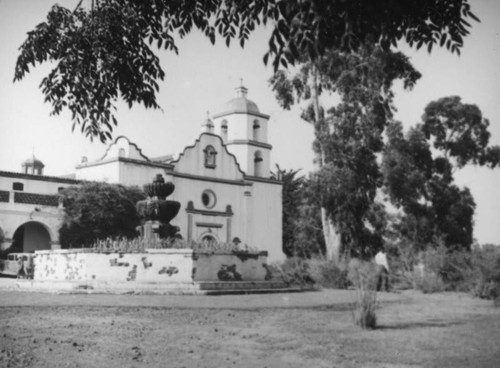 Church and fountain, Mission San Luis Rey, Oceanside