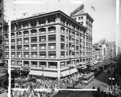 Crowds at 7th & Broadway